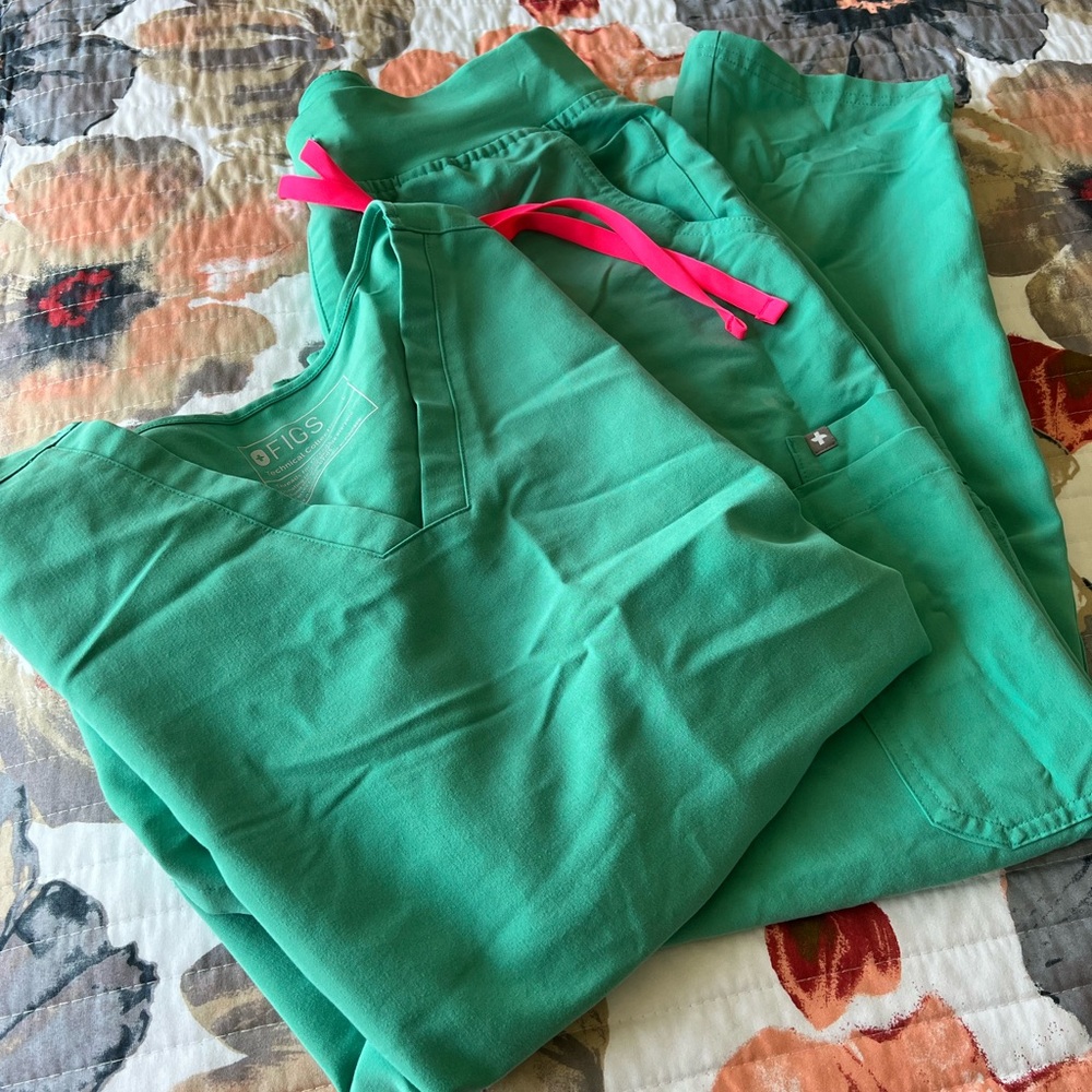 Women’s figs, scrubs